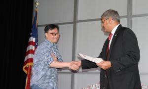 Faculty member Dr. In Kee Kim accepted an award from SoC director Dr. Gagan Agrawal.