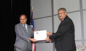 Associate Director Dr. Lakshmish Ramaswamy accepted an award from SoC Director Dr. Gagan Agrawal.